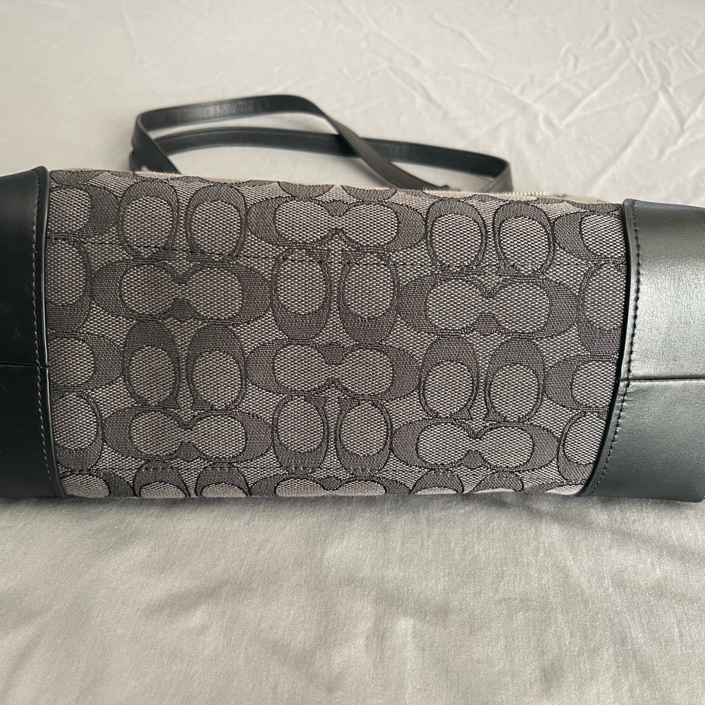 Coach Purse. - Picture 2 of 5